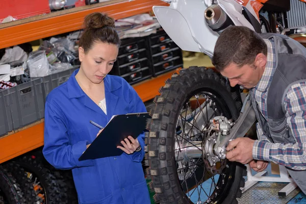 Femminile meccanico fissaggio motocicletta indossato tamburo moto rompe scarpe — Foto Stock