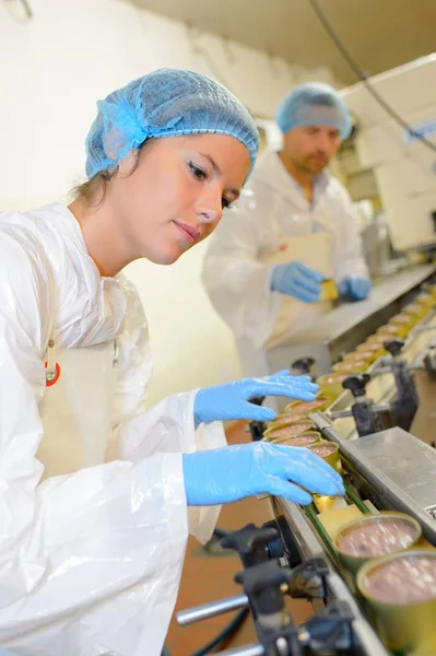 Due operai di fabbrica sulla linea di produzione — Foto Stock