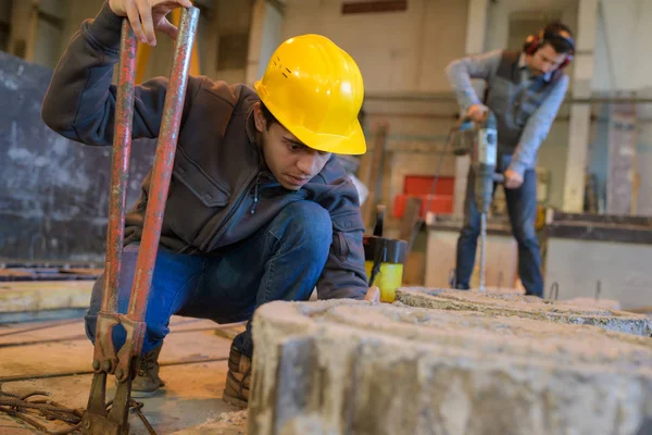 Metselaar inspectie van iets en metselwerk — Stockfoto