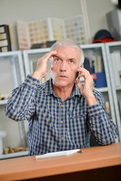 Homem stressado ao telefone — Fotografia de Stock