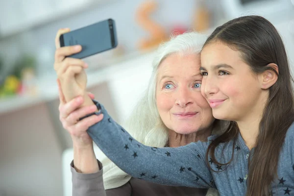 Mormor och barnbarn poserar för selfie — Stockfoto