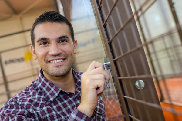 Retrato de homem feliz ao entrar em nova casa — Fotografia de Stock