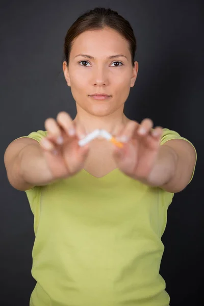 Frau bricht sich Zigarette — Stockfoto