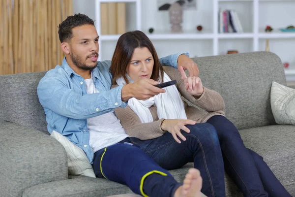 Yaralı erkek ve kız arkadaşı, evde tv izlerken — Stok fotoğraf