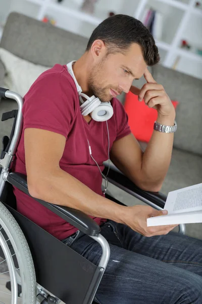 Handikappad man läser en bok — Stockfoto