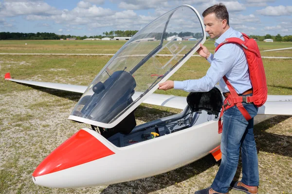 Man klaar om te vliegen van een ultralichte propeller aangedreven vliegtuig — Stockfoto