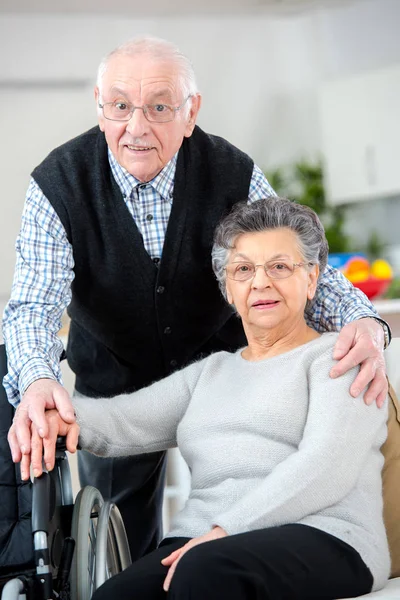 Fröhliches Seniorenpaar umarmt sich — Stockfoto