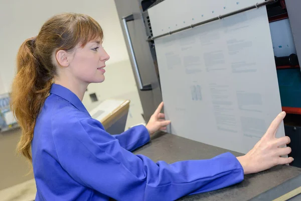 Technicus onderzoek resultaten aan boord — Stockfoto