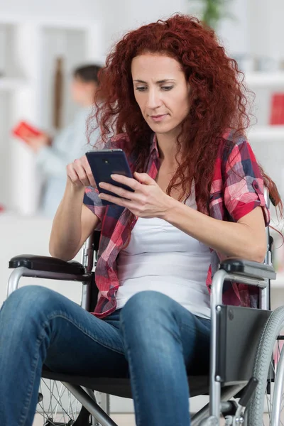 Niepełnosprawnych kobieta na wózku inwalidzkim na telefon — Zdjęcie stockowe