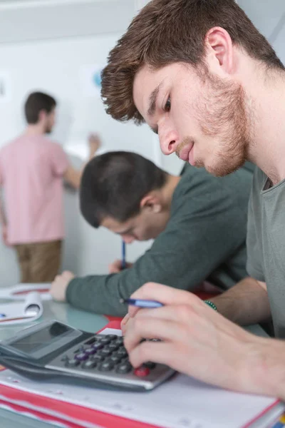 Använda en digital miniräknare — Stockfoto