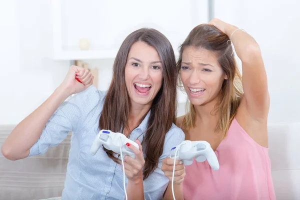 Duas meninas estão jogando videogames — Fotografia de Stock