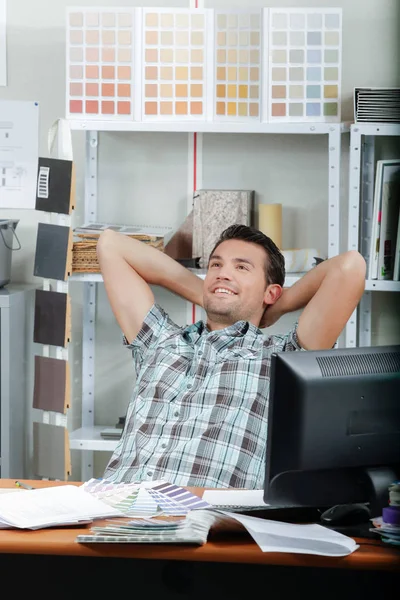 Relaxing in the office — Stock Photo, Image