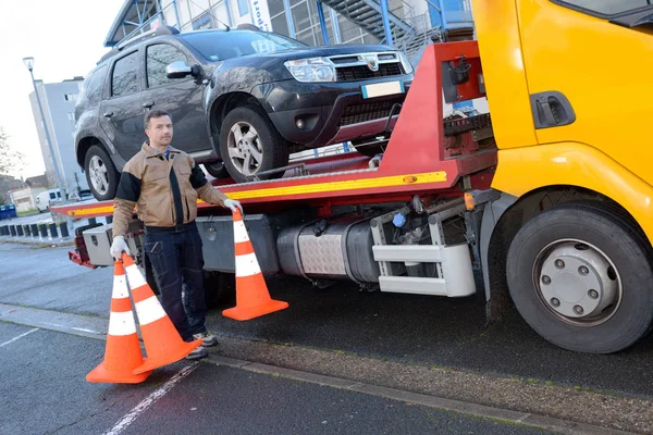 Slepebilfører fjerner veiskilt – stockfoto