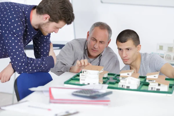 Studenter i arkitektur arbetar projektet — Stockfoto