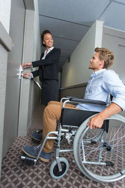 Businessman being assisted at a hotel — Stock Photo, Image