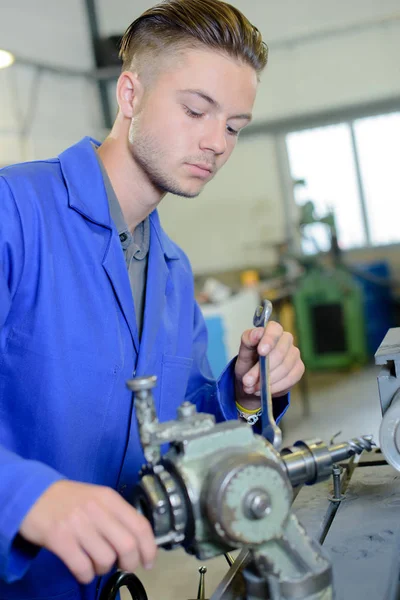 Junger Mechaniker bei der Arbeit — Stockfoto