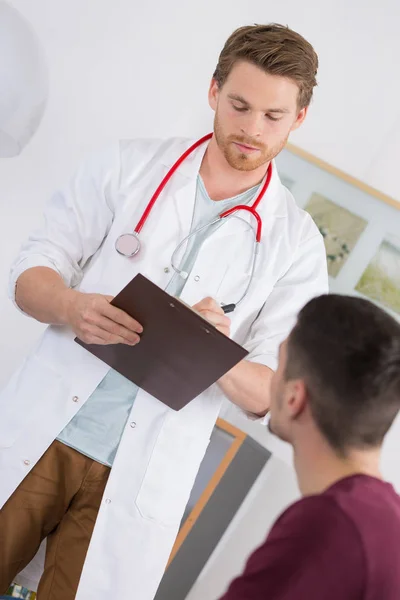 Doctor taking information from patient — Stock Photo, Image