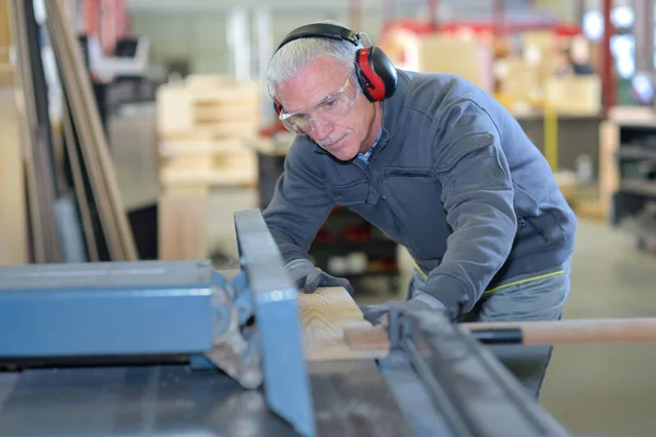 Ledande carpenter är borrning mer plankor — Stockfoto