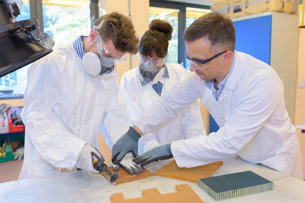 Mechanic engineers working in workshop — Stock Photo, Image