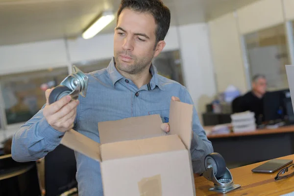 Ingénieur en matériaux recevant l'échantillon du produit — Photo