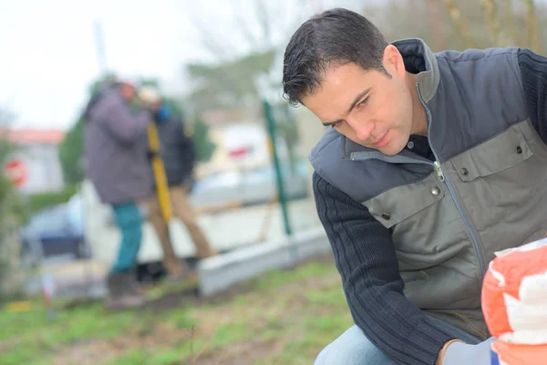 Ritratto di un bel giardiniere professionista — Foto Stock