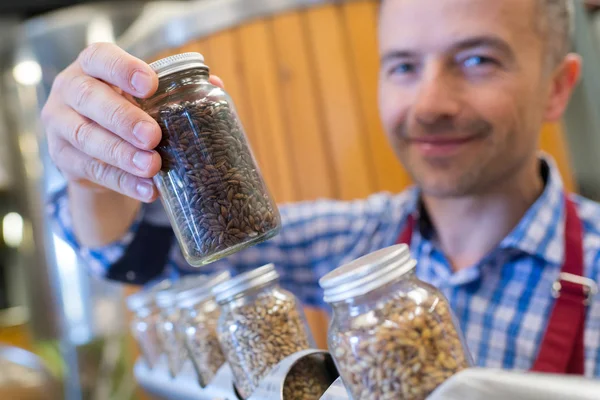 Arbeiter wählt Kaffeebohnen — Stockfoto