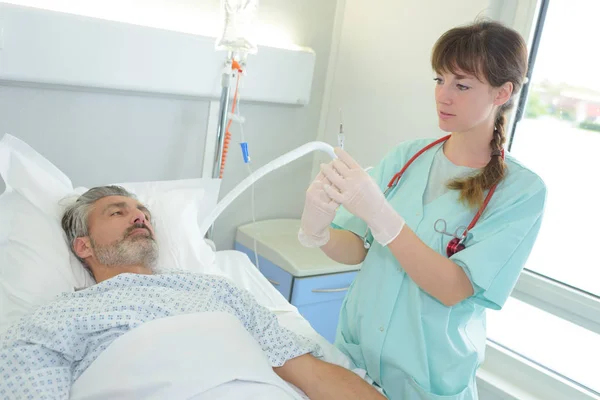 Médico com seringa médica nas mãos a preparar-se para a injeção — Fotografia de Stock