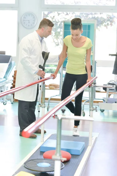 Frauen, die ihre Beine rehabilitieren — Stockfoto