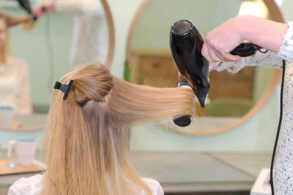 Secagem do cabelo dos clientes — Fotografia de Stock