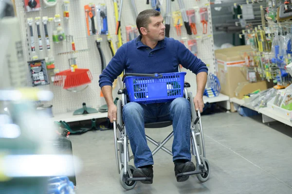 車椅子ショッピングの男 — ストック写真