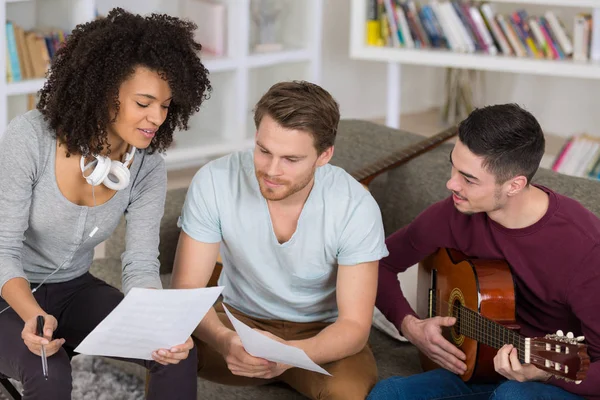 Amigos tocando música em casa — Fotografia de Stock