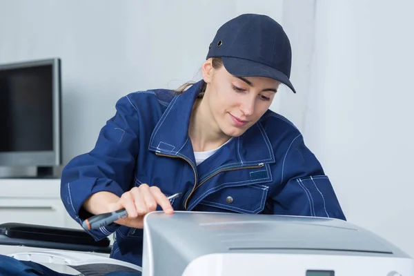 Jonge professionele repairwoman uitvoeren van onderhoud van de printer — Stockfoto
