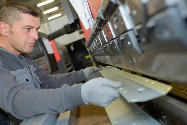 Trabalhador da fábrica de metal colocando tubos de aço — Fotografia de Stock