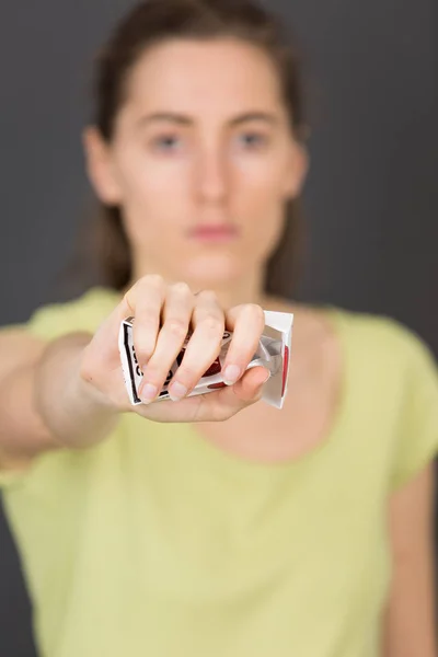 Frau zerquetscht Zigarettenschachtel und hört auf zu rauchen — Stockfoto