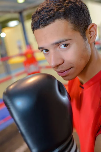 Retrato de joven boxeador — Foto de Stock