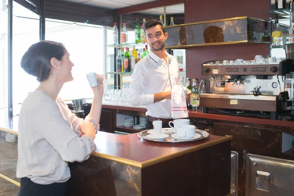 Barman com cliente segurando uma xícara de café — Fotografia de Stock