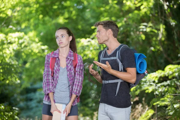 ハイキングをしながらの意見の相違のカップル — ストック写真