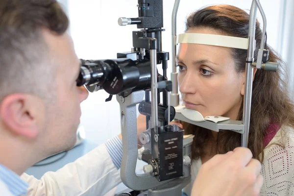 Mujer teniendo prueba ocular —  Fotos de Stock