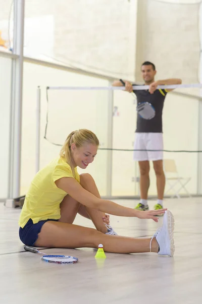 Stretching sport kvinna eller tennis spelare värmer upp — Stockfoto