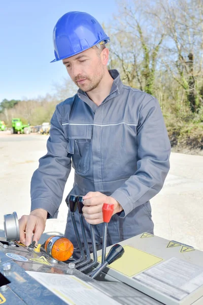 Bouw werknemer werkende machine — Stockfoto