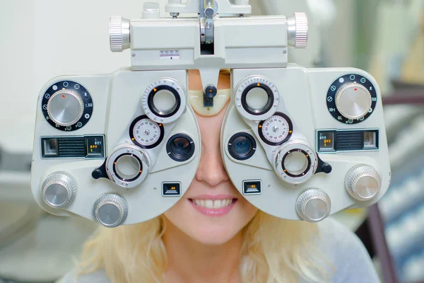 Mujer haciendo la prueba de ojos —  Fotos de Stock