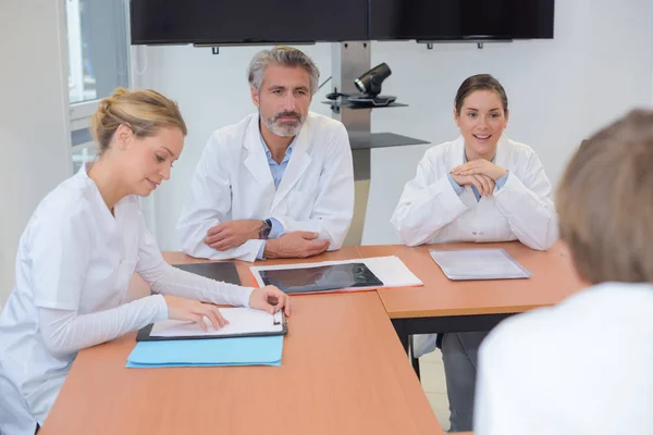 Hebben van een vergadering en beroep — Stockfoto