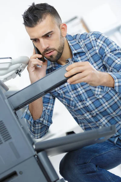 Hombre llamando servicio de garantía de impresora — Foto de Stock