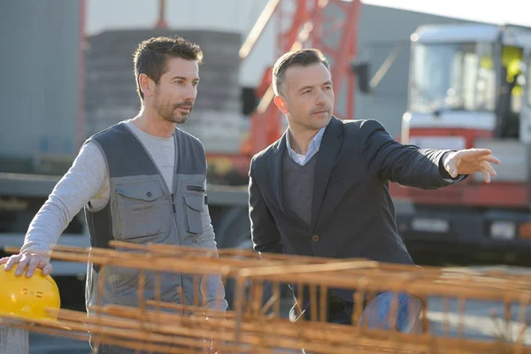 Мужчины беседуют на стройплощадке — стоковое фото