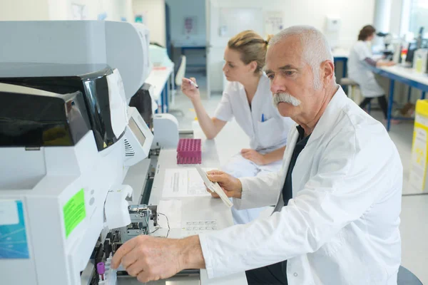 Senior mannelijke onderzoeker uitvoeren van wetenschappelijk onderzoek in een lab — Stockfoto