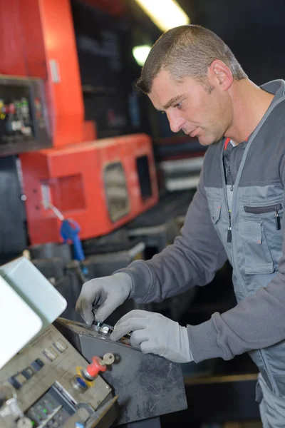 Man bedienen van industriële machines — Stockfoto