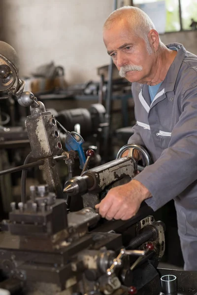 Tecnico senior che ripara e controlla il motore — Foto Stock