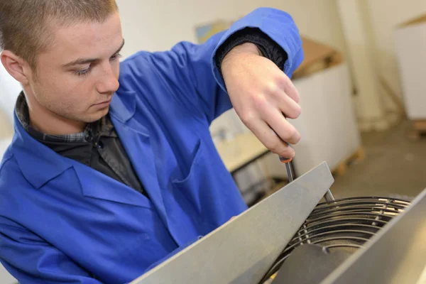 Ein junger Arbeiter und Arbeit — Stockfoto