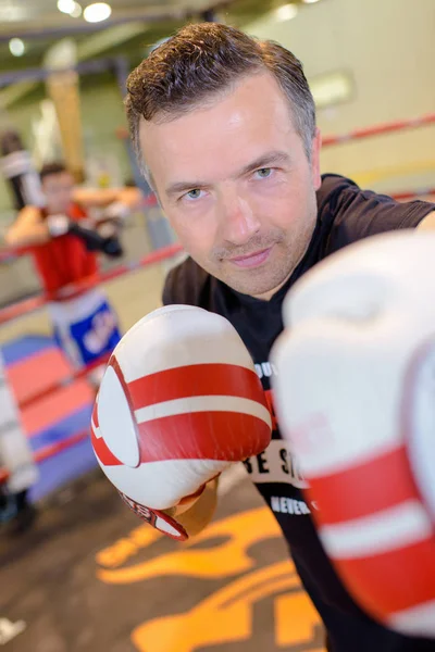 Portret boksera w akcji — Zdjęcie stockowe