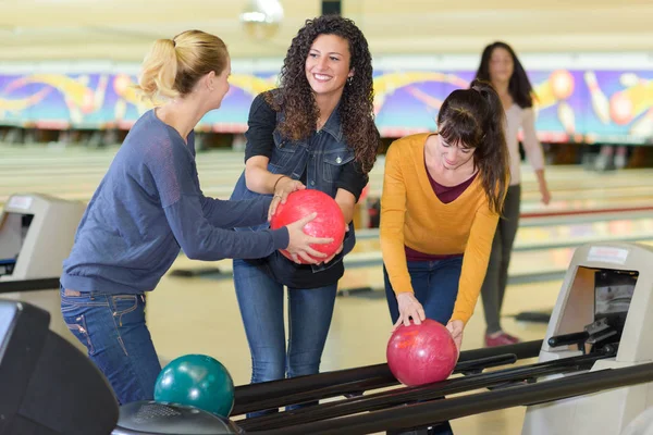 Genç bir grup arkadaşıyla birlikte bowling salonu içinde — Stok fotoğraf